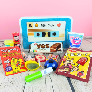 Coffret cadeau rétro - Boîte en métal cassette - Bonbons et jouets